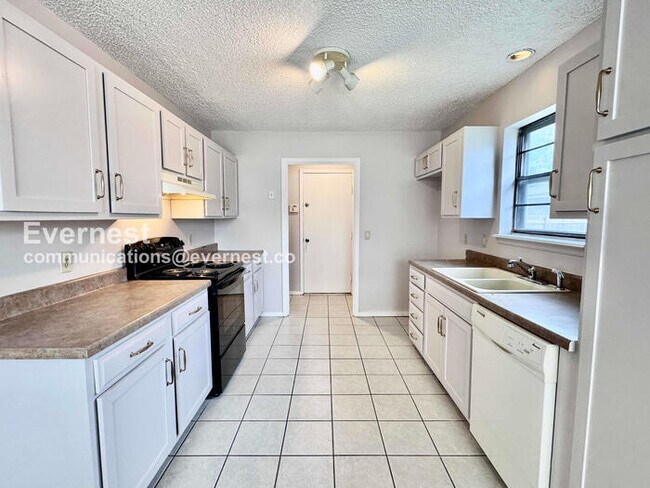 Building Photo - 3 Bed, 2 Bath Home with Garage / Pet-Friendly / Available Now!