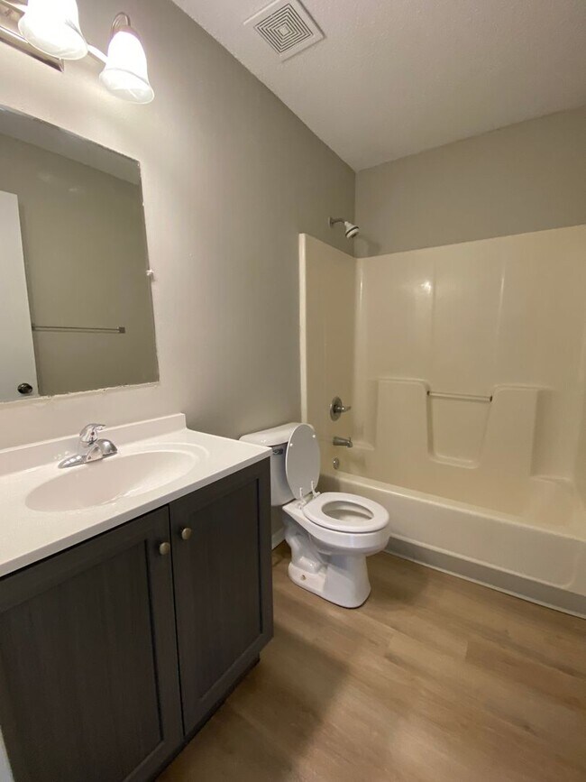 Building Photo - 1630 Pleasant View Dr