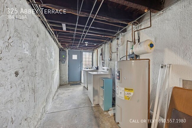 Building Photo - 325 Abbey Terrace