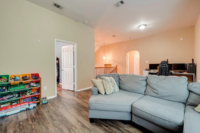 Building Photo - 5517 Crimson Oaks Dr