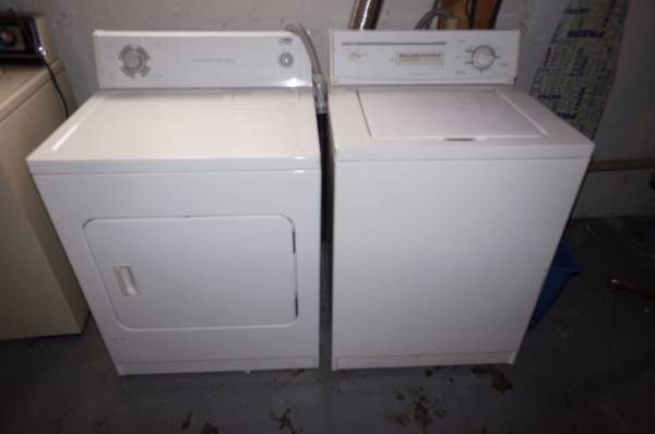 Building Photo - AVAILABLE JUNE - 3 Bed 1 Bath w/ Bonus Att...