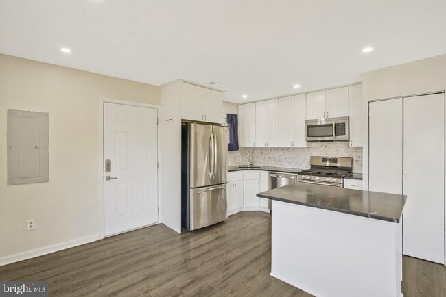 Building Photo - 728 Carson Ave