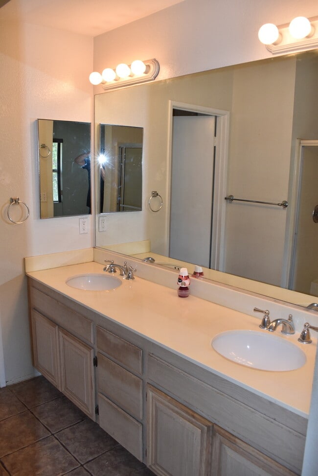 Building Photo - 2 Story 3 Bedroom 2.5 Bath Townhome with A...