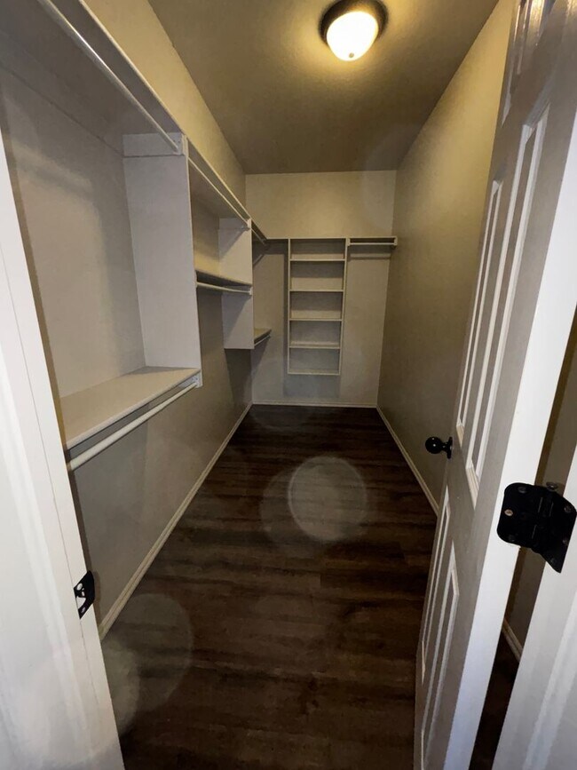 Building Photo - 3BR 2BA duplex with 2 car garage in Yukon!!