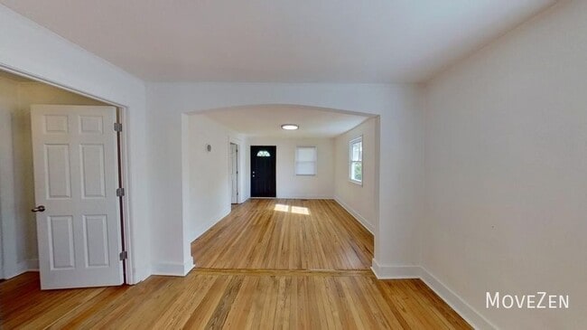Building Photo - 1710 Oakwood Ave