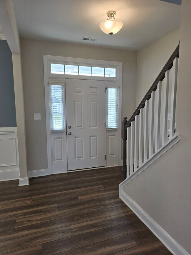 Building Photo - NEW LISTING!!!!!