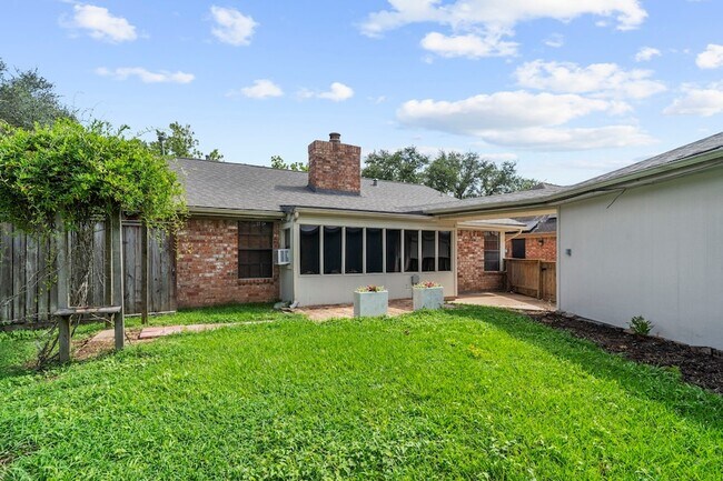 Building Photo - 2710 Pineleaf Dr