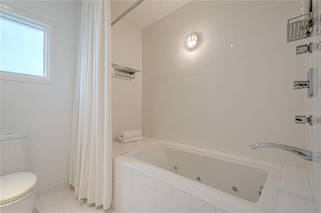 Building Photo - 2269 Briarwood Hills Dr NE
