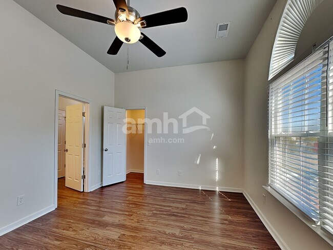 Building Photo - 2114 Debbie Ln