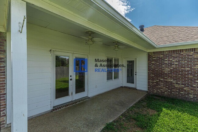 Building Photo - 6 Month Lease! Beautiful 3 bedroom, 2 bath...
