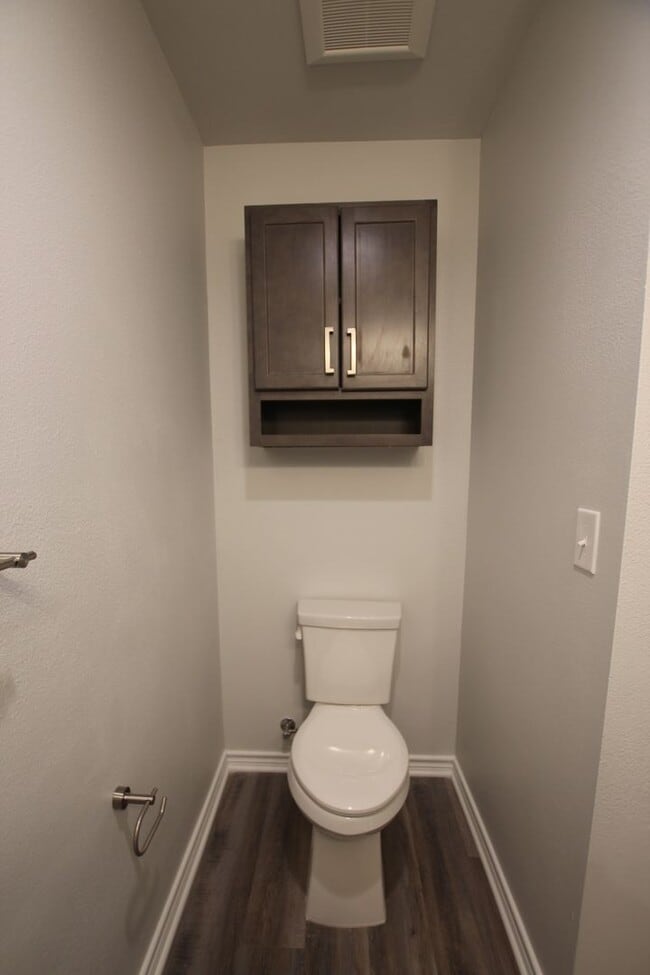 Building Photo - Stunning 2 Bed 2.5 Bath 1 Car Garage Townhome in Tyler!