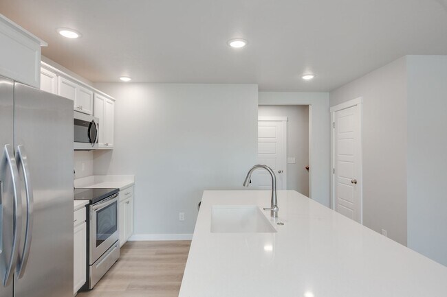 Building Photo - Incredible Townhomes. You’re New Home is Waiting.