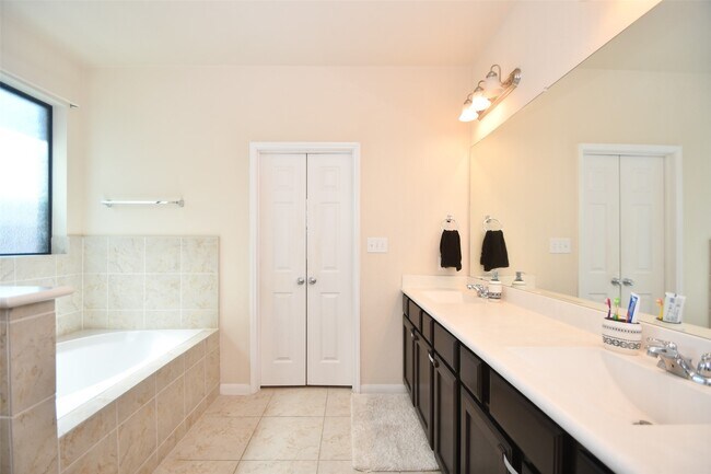 Building Photo - 5619 Drumlin Field Way