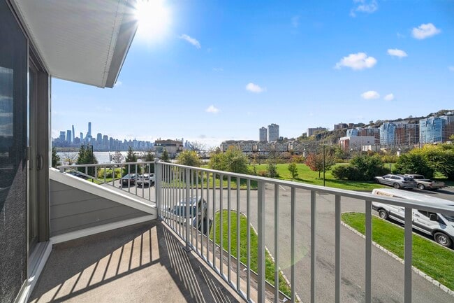 Building Photo - 14A Riverview Cir