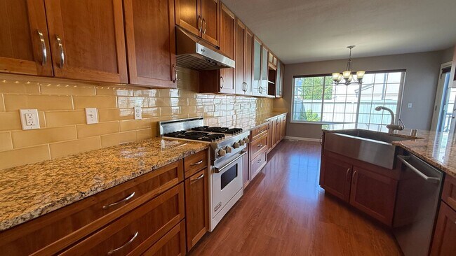 Building Photo - West Side 3 Bed/2.5 Bath Townhouse Condo. Available NOW!