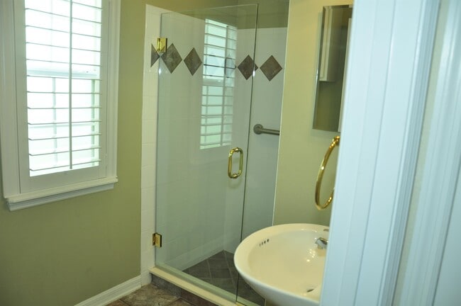 Building Photo - 607 Nadina Pl