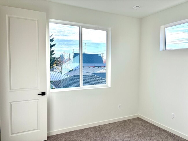 Building Photo - *MOVE-IN SPECIAL*  St. Johns New Build Townhouse - Bright and Spacious End Unit 2 Bedroom with A/...