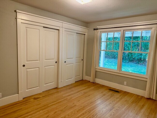 Building Photo - Gorgeous 5 bedroom, 4.5 bath, Westside Dan...