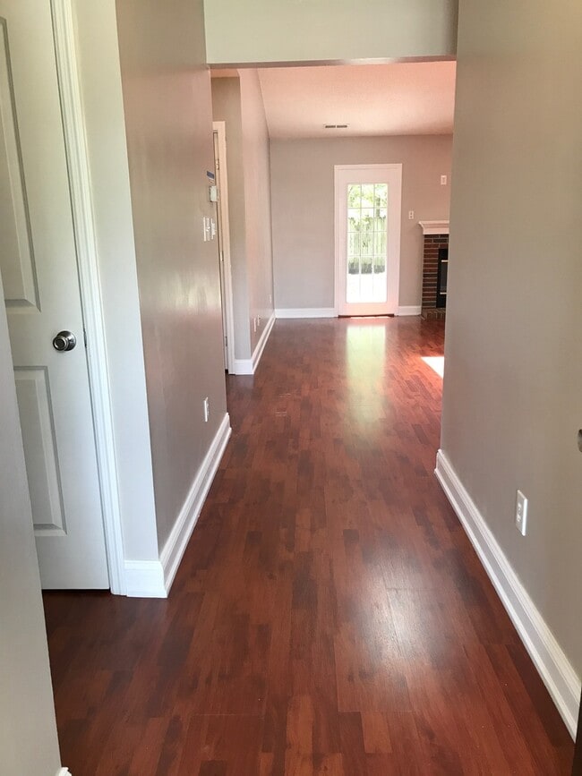 Building Photo - Pretty on Pebble