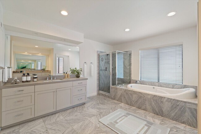 Building Photo - Renovated Single Family Home in Prime Wood...