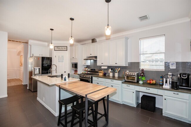 Building Photo - 601 Canyon Crest Dr