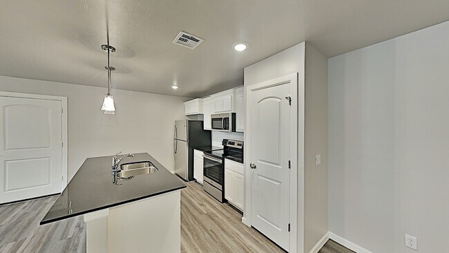 Building Photo - 2 Bedroom 2 Bath 2 Car Garage Duplex with ...