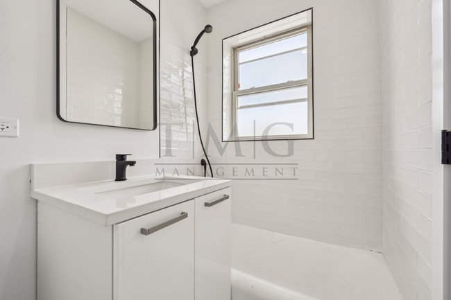 Building Photo - Modern 1 Bed in Andersonville: Hosting Ready with Luxe Kitchen
