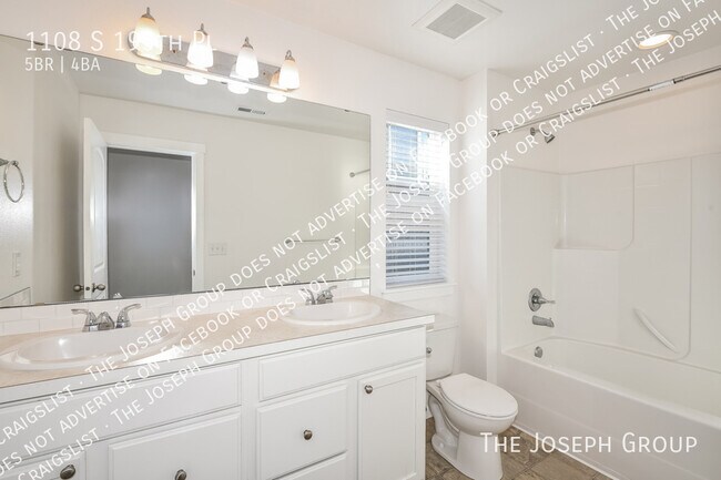 Building Photo - 1108 S 195th Pl