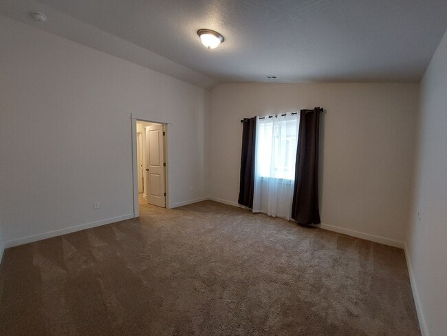 Building Photo - 3 bed 2 bath house