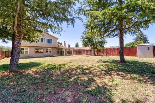 Building Photo - LARGE 5-bedroom 3 bath home in a great loc...