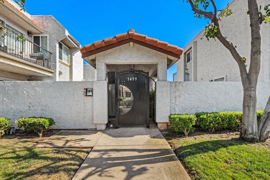 Building Photo - 1499 Broadway