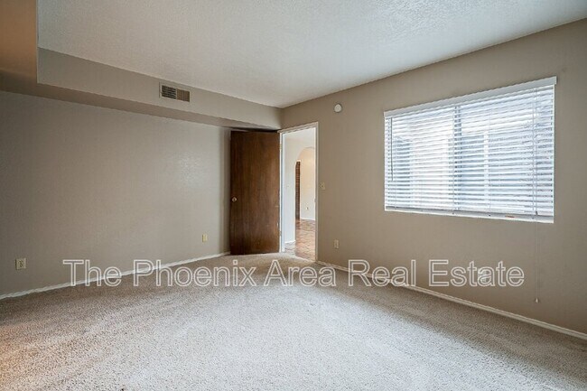 Building Photo - 2256 W Lindner Ave