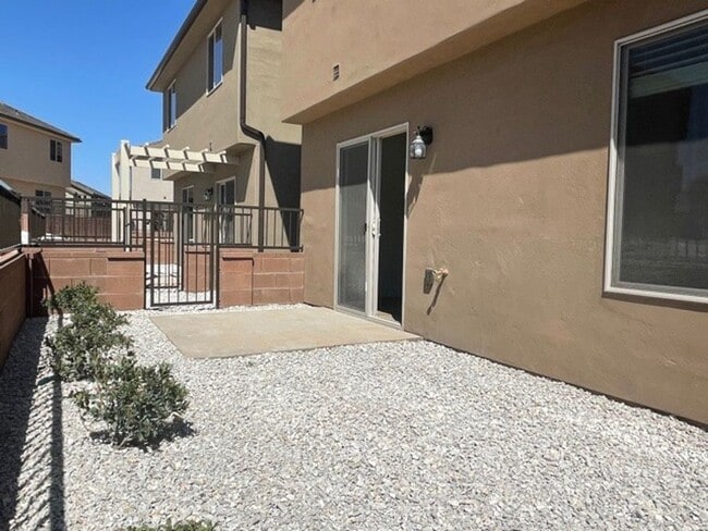 Building Photo - Desert Bluff 4 Bed Home!