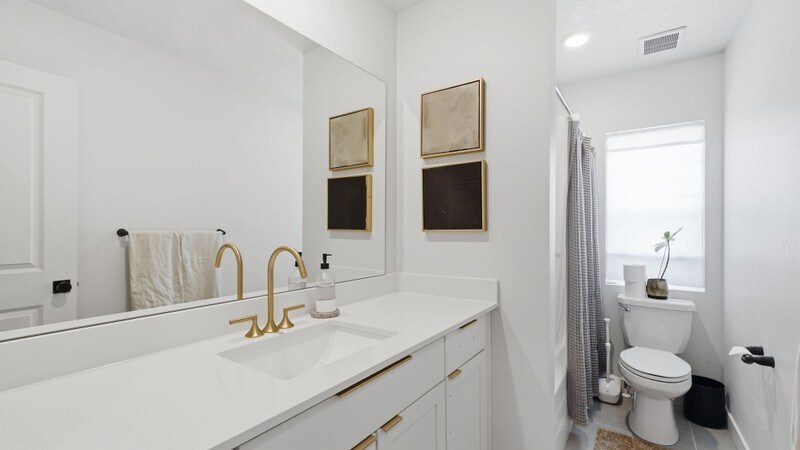 Building Photo - 328 W Snowberry Dr
