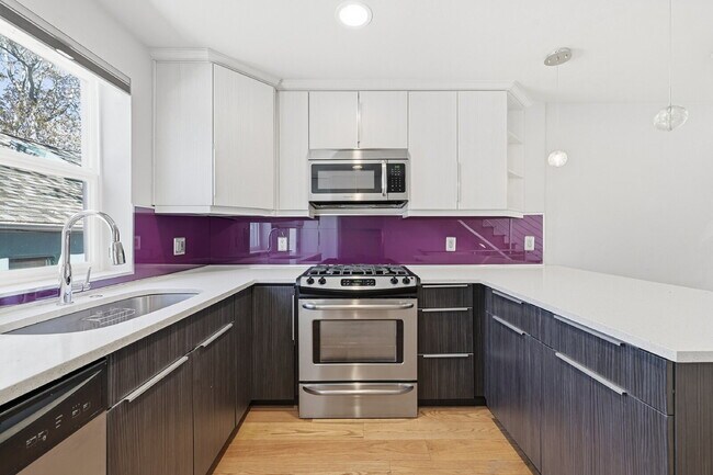 Building Photo - $2,495.95 - 2 Bed, 2 Bath Townhome In Denver with Central AC and In Unit Laundry!