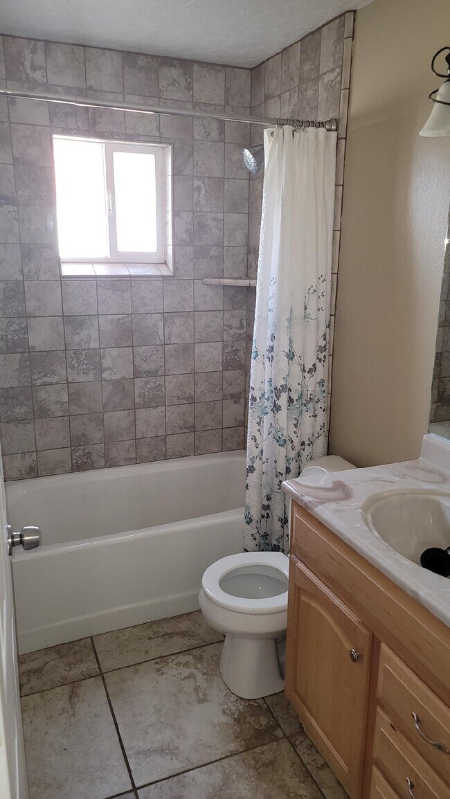 Building Photo - 407 E 400 S