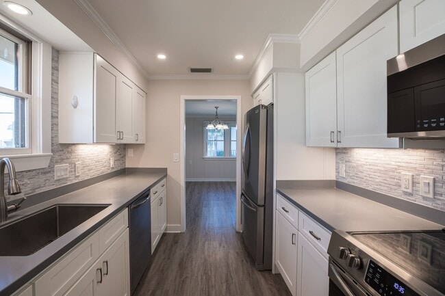 Building Photo - Renovated Beach House