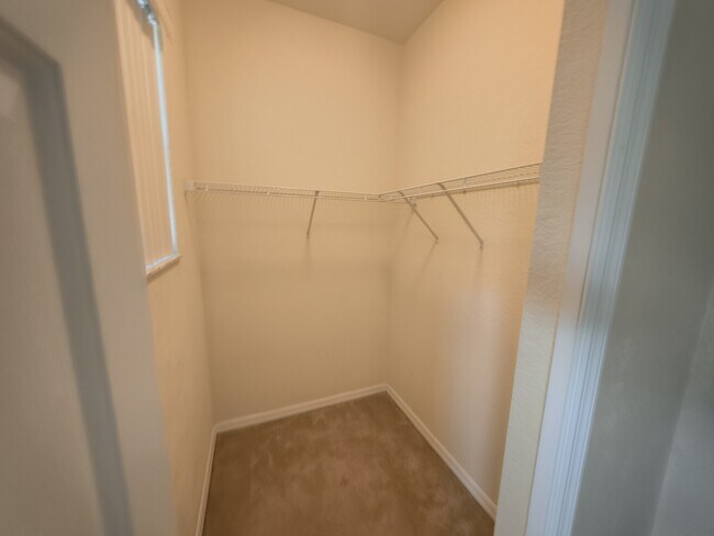 Building Photo - 1307 Clove Dr