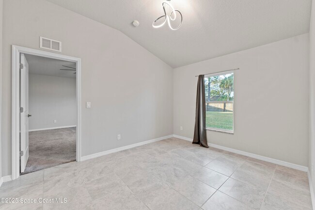 Building Photo - 565 Rembrandt St SE