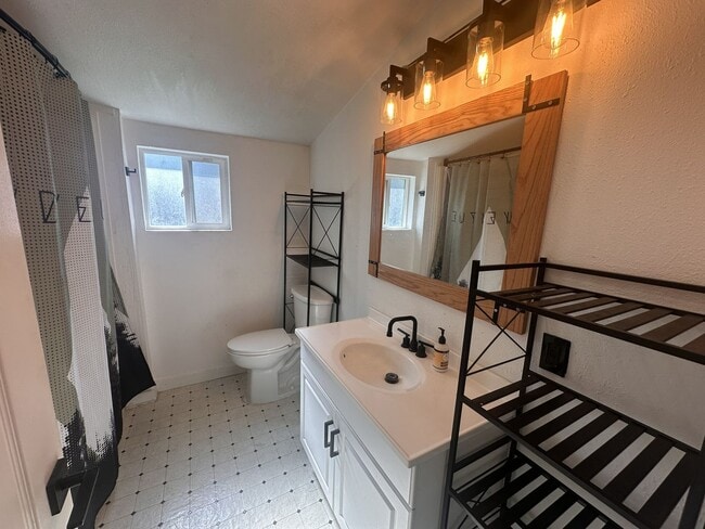 Building Photo - 1 bedroom, 1 bathroom Home