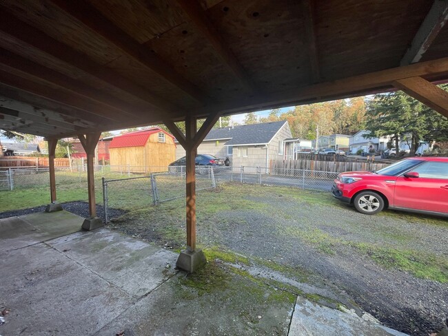 Building Photo - EAST BREMERTON DUPLEX 2 BED 1 BATH