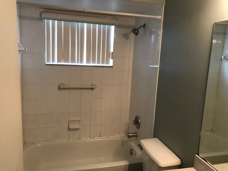 Building Photo - 513 Seasons Ct