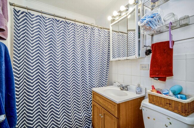 Full bath - 1107 S 3rd Ave