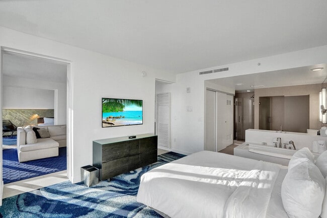 Building Photo - 3101 Bayshore Dr