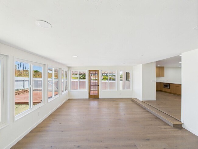 Building Photo - Modern Luxury 3x2 home in the Heart of Vista