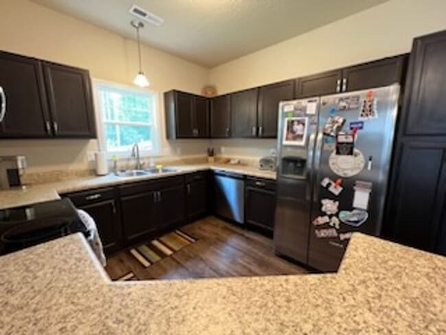 Building Photo - 3 bedroom 2 bathroom townhome in quiet neighborhood