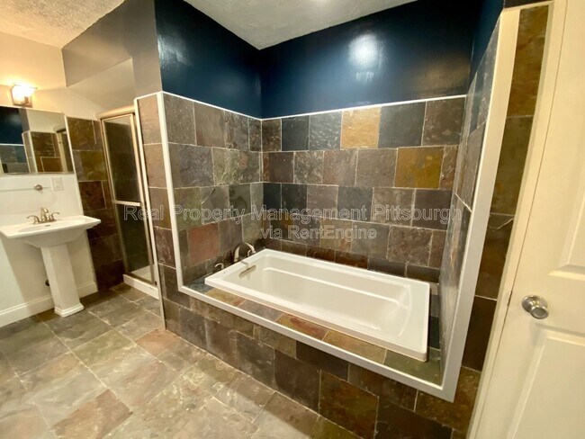 Building Photo - 1912 Jane St