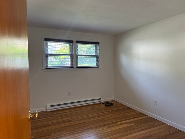 Building Photo - 585 Burncoat St