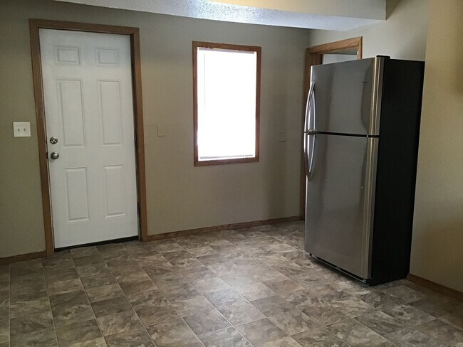 Building Photo - New!! Main Level 2 Bedroom in St Paul Dupl...