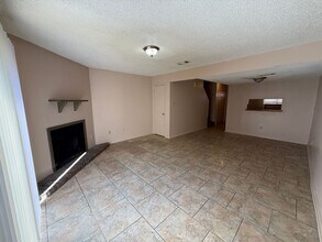 Building Photo - 2BD 1.5BA TOWNHOUSE WITH WATER INCLUDED